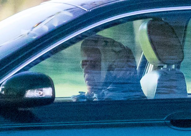 Pas daljes nga spitali, mbretëresha Elizabeth fotografohet duke drejtuar makinën “Jaguar”