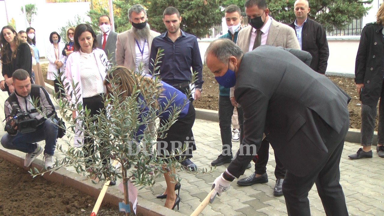 Programi &#8220;BE për shkollat&#8221;, Soreca: Ka përfunduar rikonstruksioni në 20 prej tyre, po përdoren standarte të larta (VIDEO)