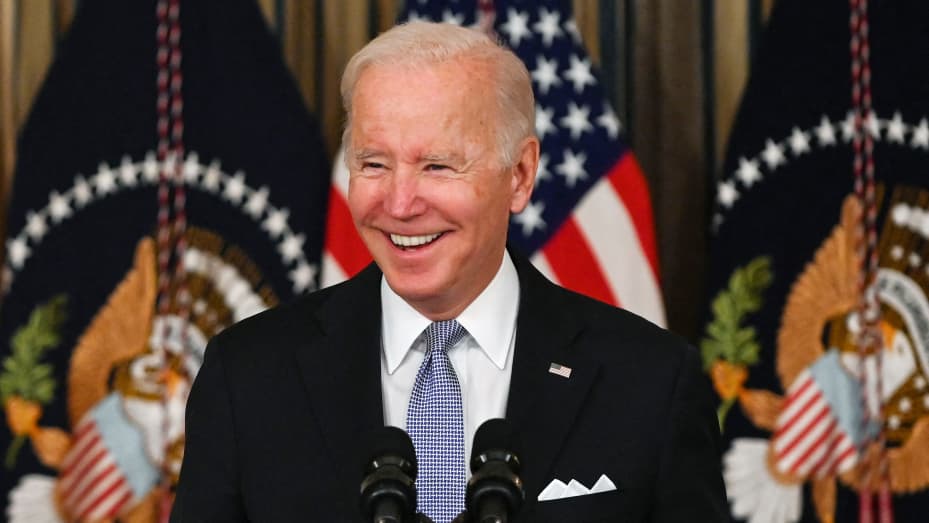 “Me humor të mirë”, Presidenti Biden rinis punën pas vizitave shëndetësore