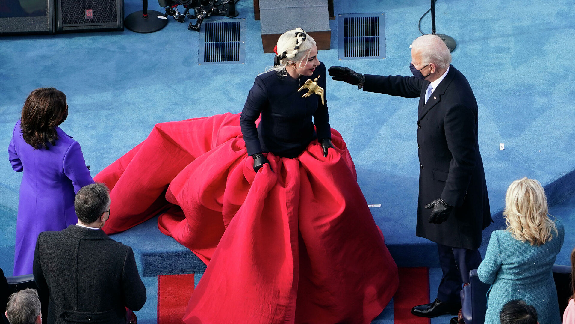 &#8220;Askush s&#8217;e di këtë!&#8221;/ Lady Gaga këndon me fustan antiplumb në inagurimin e Joe Biden, tregon ëndrrën e saj (VIDEO)