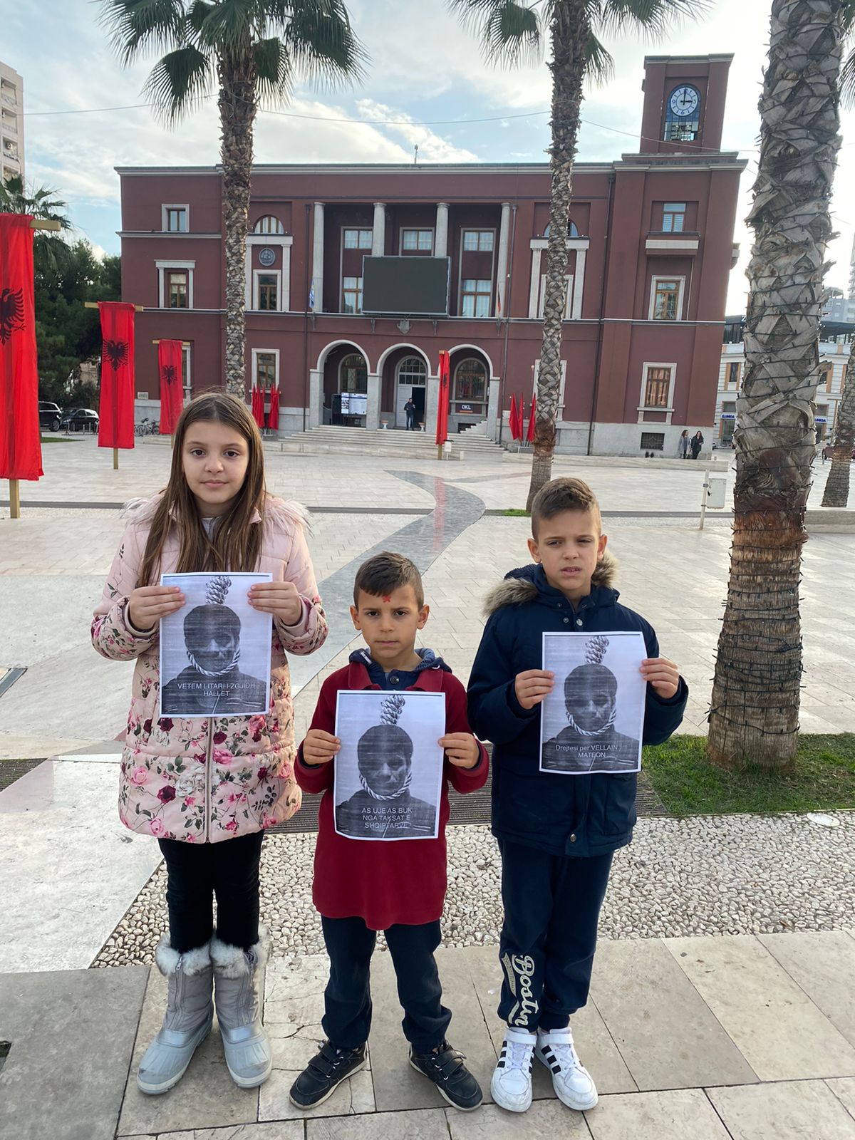Vogëlushët nga Durrësi: Duam drejtësi për vëllain tonë Mateo, ky monstër të varet (VIDEO)