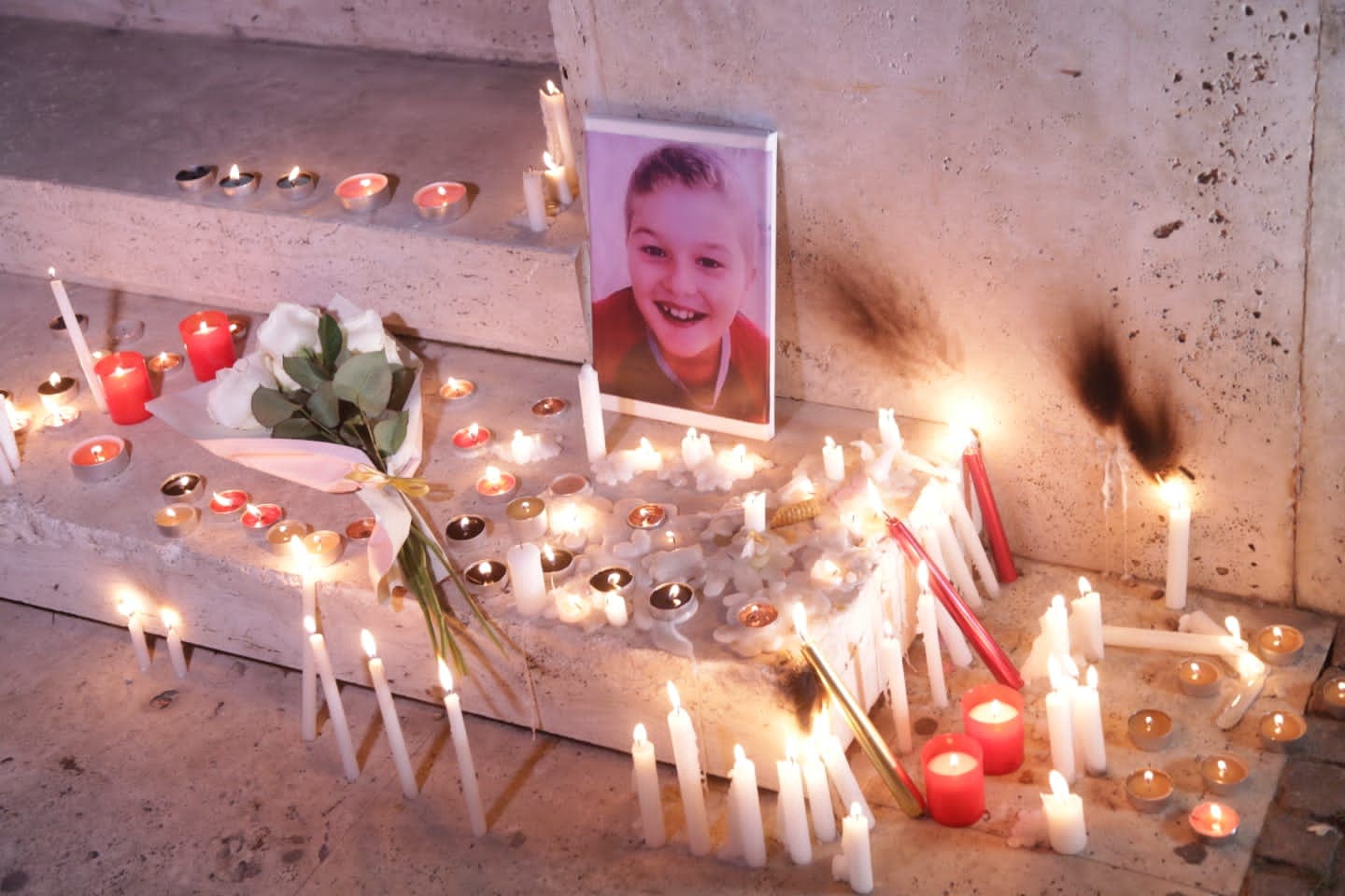 Vrasja e të miturit, ndizen qirinj në shkallët e Kryeministrisë