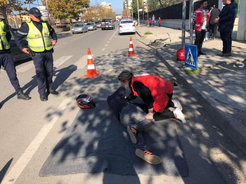 Skenë e improvizuar e një aksidenti automobilistik, për çfarë apelon Policia Rrugore e Durrësit