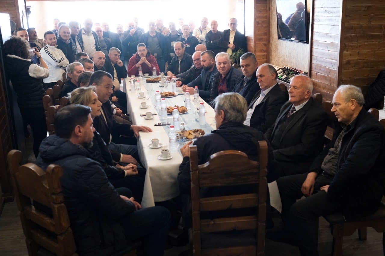 Berisha takim me demokratë e Krujës, ja kush është deputetja e PD-së që i bashkohet