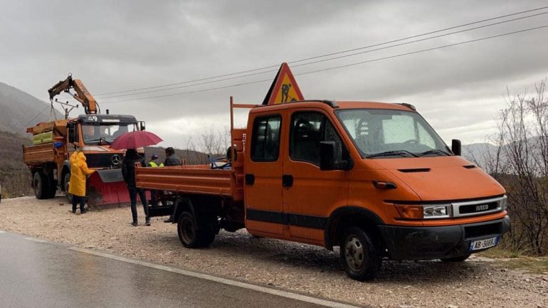 Reshjet e shiut shkaktojnë probleme në rrugë, ARRSH apel shoferëve: Kujdes në këto akse