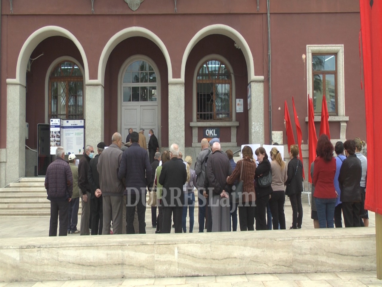 Shoqata e të verbërve sërish protestë para bashkisë Durrës, Farrici: Kryetarja na premtoi zgjidhjen e problemeve, por s&#8217;kemi marrë përgjigje (VIDEO)