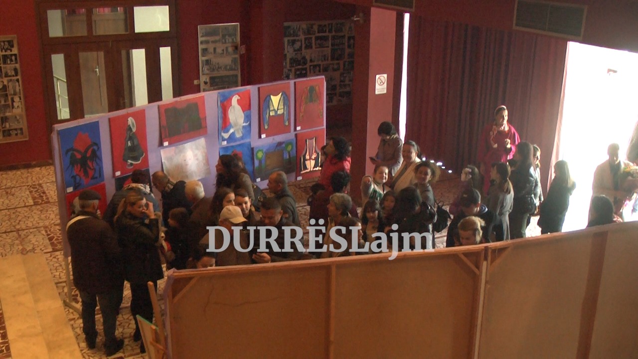 Artistët e vegjël zhvillojnë në Durrës ekspozitën &#8220;Nëntori në Qytetin Tim&#8221; (VIDEO)