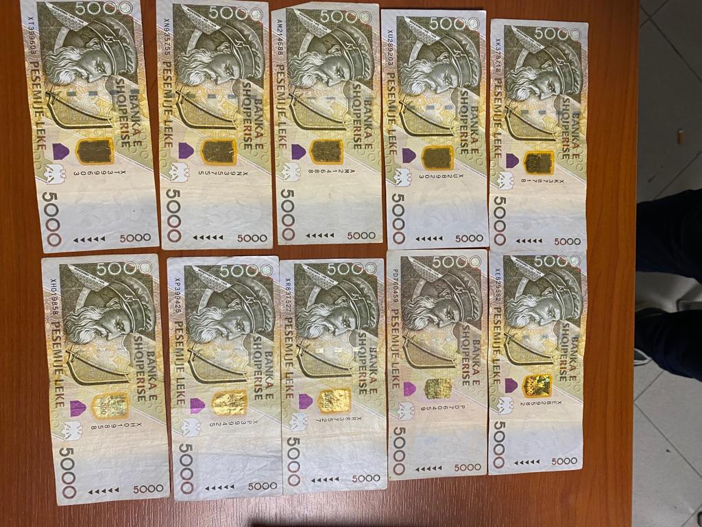 “Hape sirtarin”/ Policia “rrufe” te “Las Vegas”-i në Tiranë, kapen bastexhinjtë me 50-çe, arratiset pronari