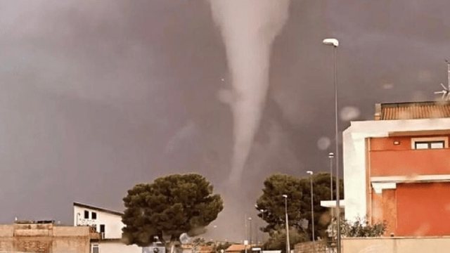 Tmerr në jug të Italisë/ Burri rrëmbehet nga vorbulla e tornados, shkon në “qiell” e përplaset për vdekje në tokë