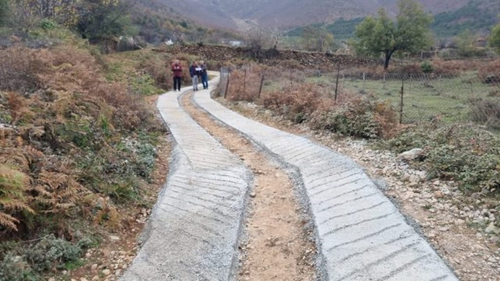 Çudia më e fundit shqiptare/ Kryebashkiaku socialist “shpik” shtrimin e rrugëve me asfalt si hekurudhë, shpërthen nga komentet rrjeti