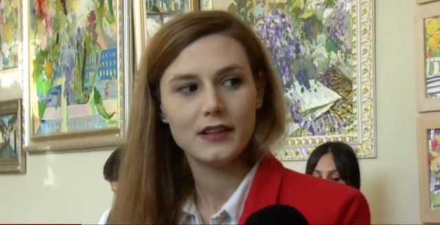 Ministrja Muzhaqi pyetet për vrasjen e Mateos, refuzon të përgjigjet: S’kam kohë, më duhet të iki