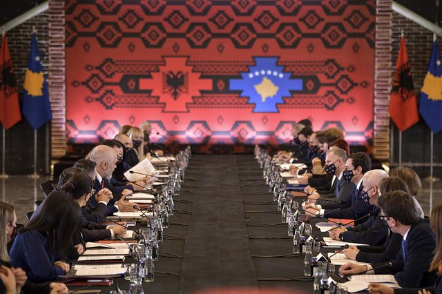 Mbledhja e dy qeverive “çmend” Beogradin, media serbe: “Shqipëria dhe Kosova do bashkohen!”