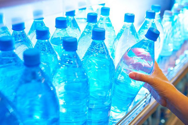 Sa herë duhen rimbushur shishet plastike të ujit?