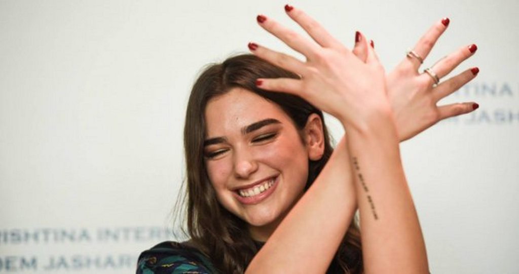 Dua Lipa nuk harron, uron në shqip festën Pavarësisë (FOTO)