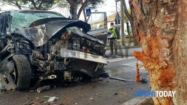 E rëndë në shtetin fqinj/ Shqiptarët përplasen me pemën, humb jetën i riu, plagosen 4 të tjerë (FOTO)