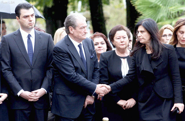 I ndau dhe i bashkoi Lulzim Basha, Jozefina Topalli rikthehet e mbështet publikisht Berishën