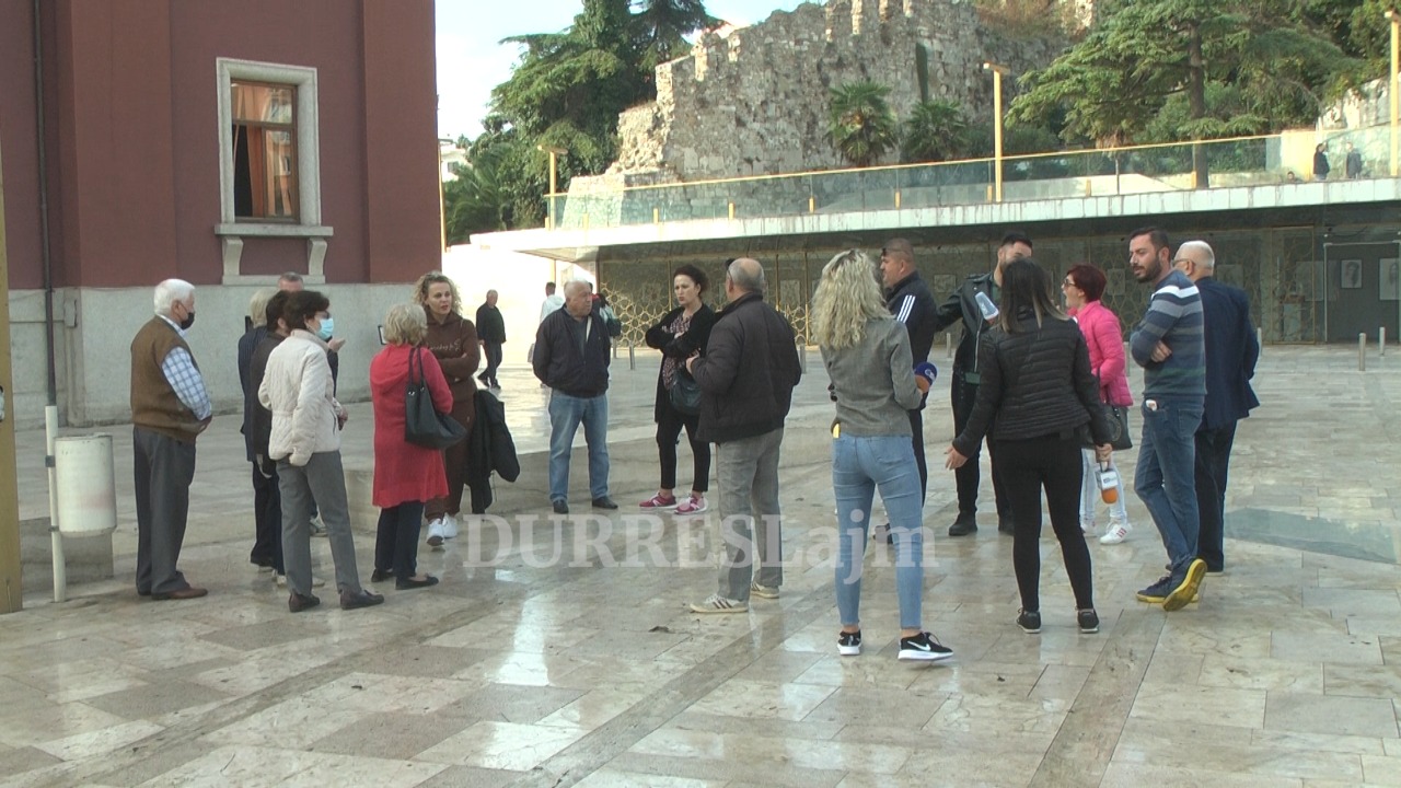 &#8220;Pallatin tonë e kanë marrë peng!&#8221; Banorët protestë para bashkisë Durrës, kërkojnë takim me kryetaren (VIDEO)