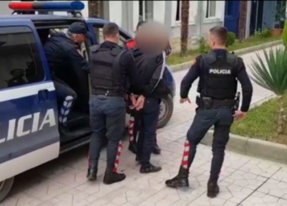 Pagoi 3 mijë euro për t’i shpëtuar burgut, prangoset i riu