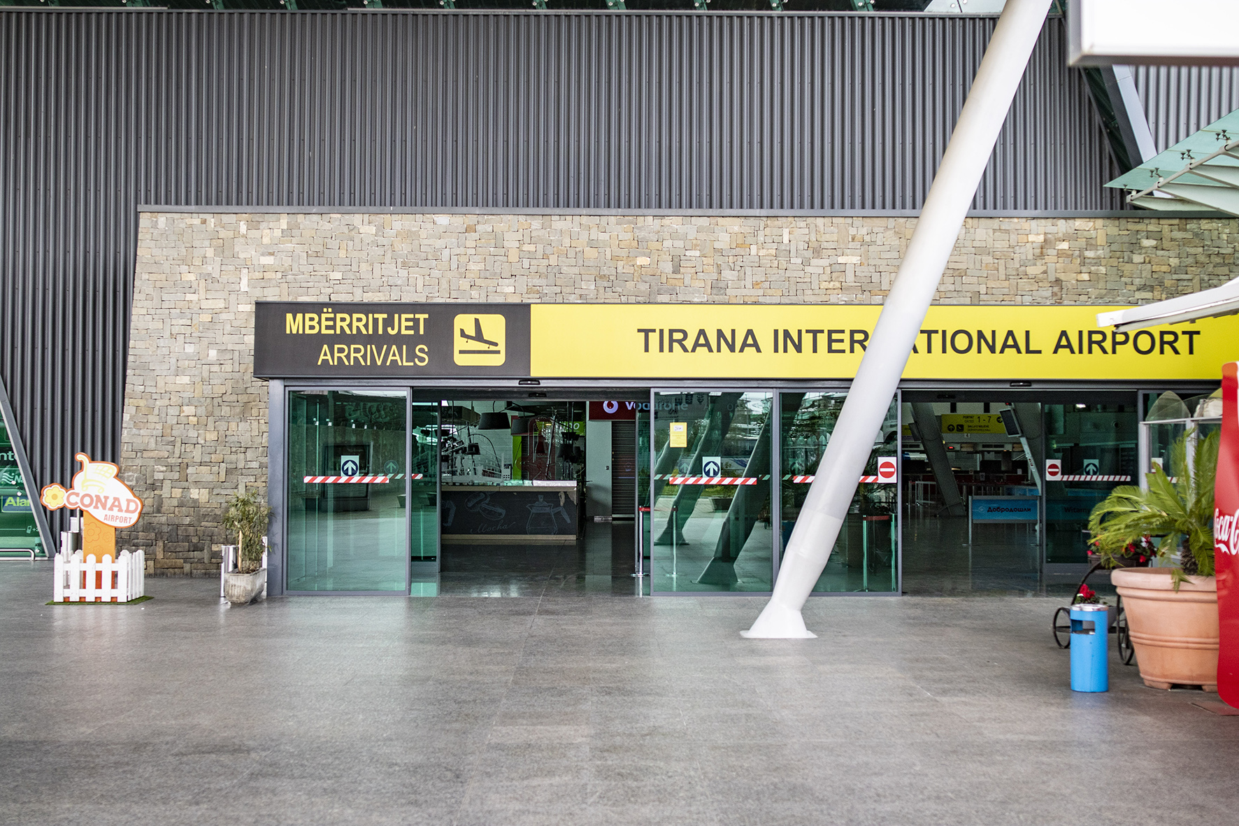 Zbulohet skema e trafikut/ Mbushi Shqipërinë me bangladeshas, e pëson &#8220;udhërrëfyesja&#8221; nga Emiratet e Bashkuara Arabe