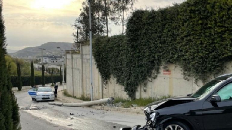 I dehur në timon, 40-vjeçari përplaset me shtyllën, ja çfarë iu gjet në makinë