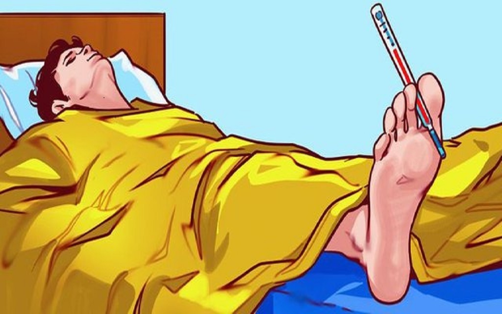 Nuk është thjesht fiksim/ 2 arsye mjekësore përse nxjerrim një këmbë jashtë jorganit kur flejmë