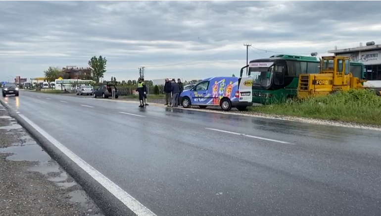 Dita nis me aksident, furgoni përplaset me kamionin