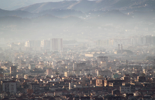 Studimi/ Ndotja e ajrit rrit ndjeshëm ashpërsinë e infeksionit tek të prekurit me COVID-19