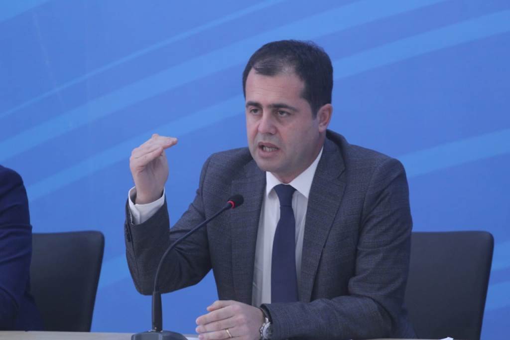 Bylykbashi i bindur: “Më 11 Dhjetor shkarkohet Lulzim Basha!”