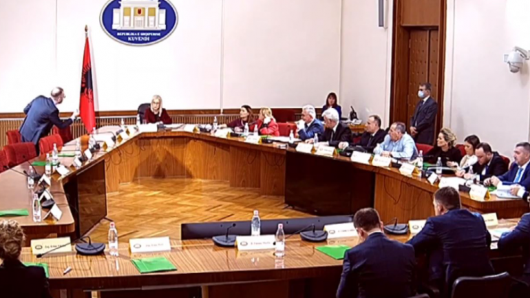 Përplasje te Këshilli i Legjislacionit, PD braktis mbledhjen: Po hidhni në erë dialogun