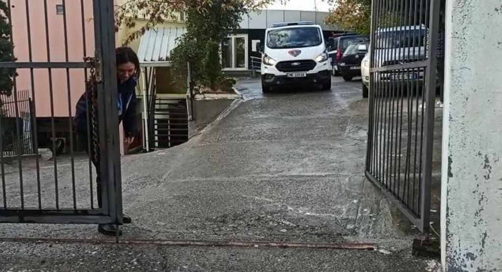 Iu gjetën 30 kallëpe tritoli në makinë, Gjykata jep masën e sigurisë për dy të ndaluarit (EMRAT)