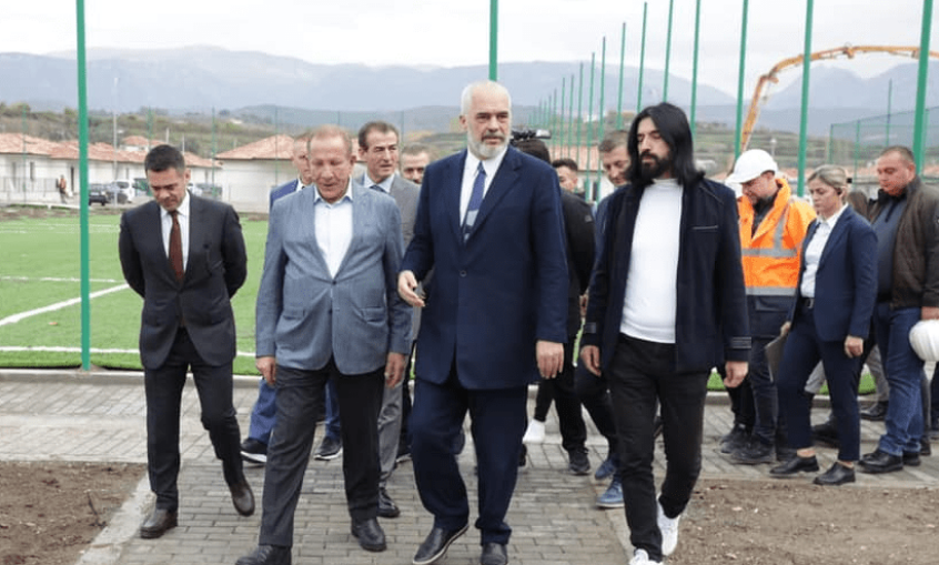 Behgjet Pacolli i dorëzon Ramës shtëpitë e ndërtuara nga fondacioni i tij