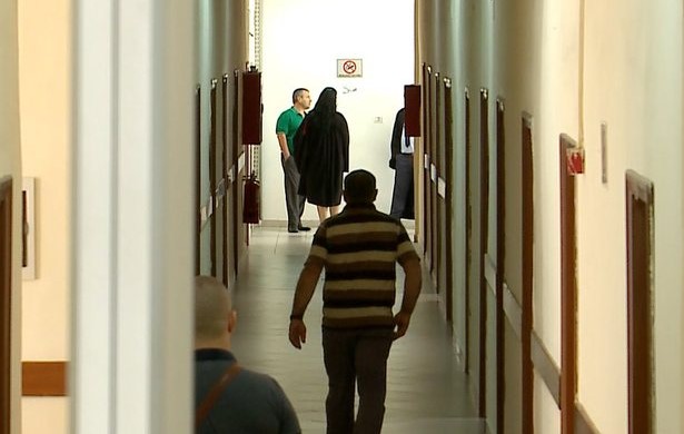 Burrë e grua rrihen për gjellën/ I moshuari xheloz, bashkëshortja e qëlloi me thikë