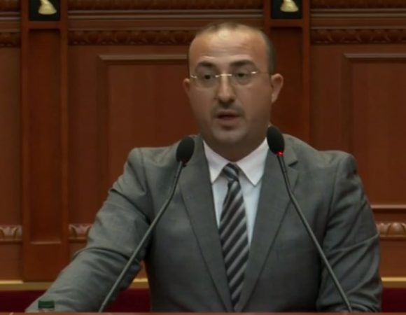 “Si papuçe leshi e veshur në behar”/ Korreshi godet sërish, komenton ligjin për bashkëqeverisje dhe shkollën për barinj