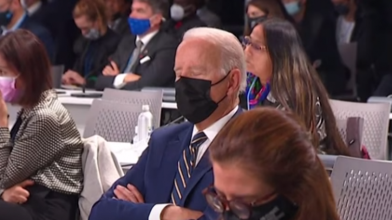 Biden kapet sërish mat, duke fjetur gjumë! (VIDEO)