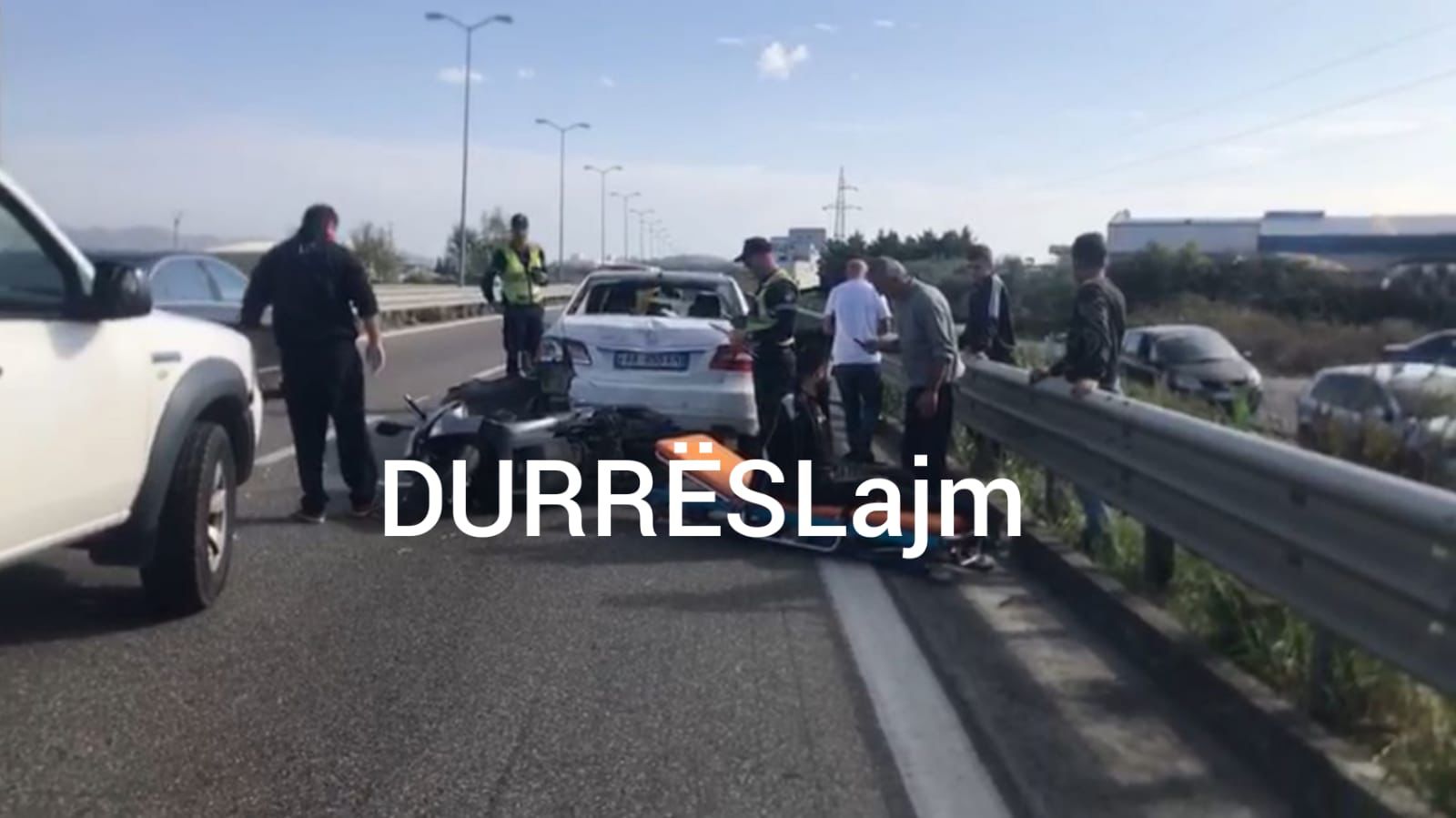 Aksident i rëndë në aksin rrugor Durrës-Rrogozhinë, motori me shpejtësi skëterrë përplaset me Benzin