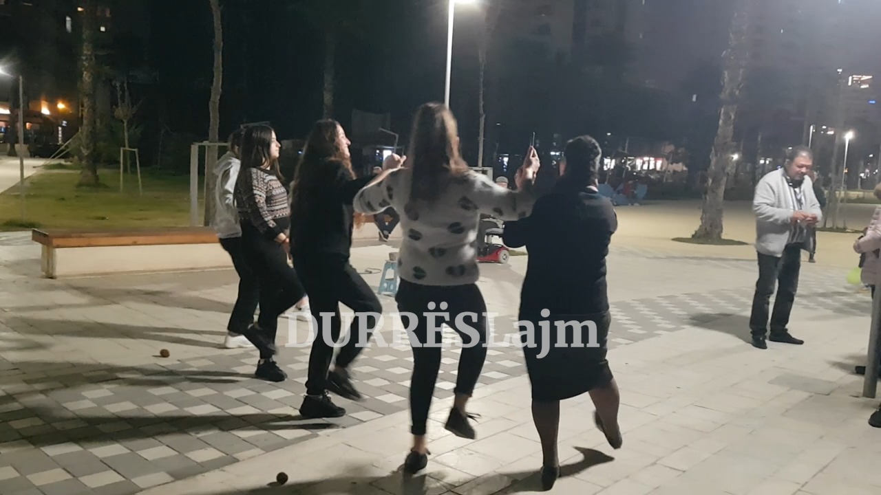 Shëtitorja “Taulantia” si kurrë më parë/ Muzikantët e rrugës sjellin alegri, qytetarët ja marrin valles (VIDEO)