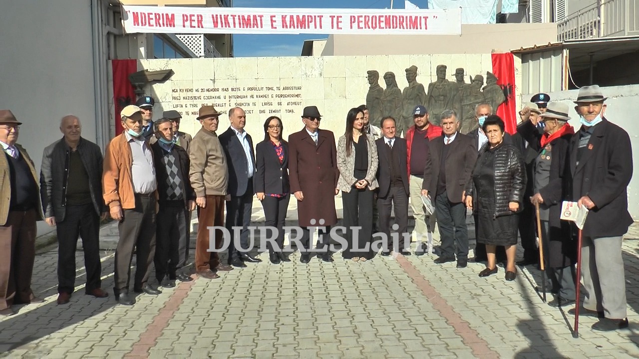 Durrës/ Zhvillohen homazhe në përkujtim të të rinjve durrsakë të internuar në kampet e nazizmit (VIDEO)