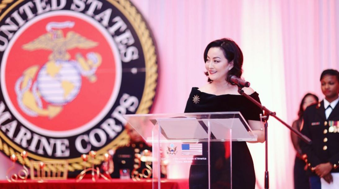 Me fustan të zi e buzë të kuqe! Kurrë nuk e keni parë kaq elegante dhe tërheqëse ambasadoren Yuri Kim