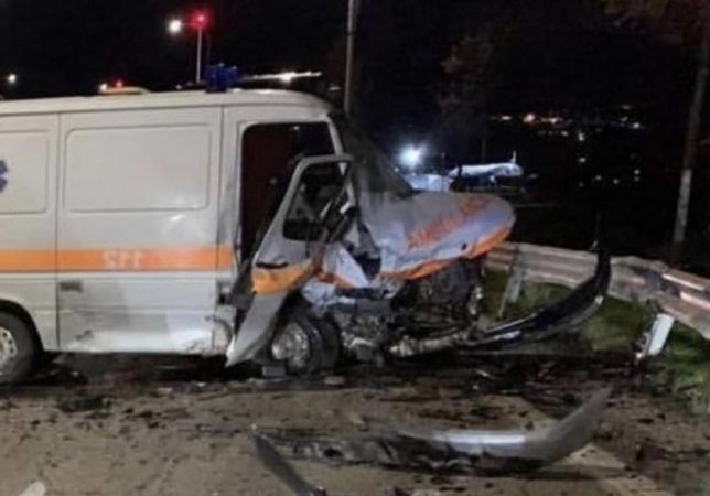 Po shkonte me ambulancë në spital, por mjeti përfshihet në aksident. Pacientja humb jetën, 3 të plagosur