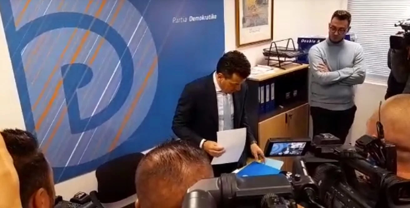Deputeti Shehaj shkon në zyrën e Edi Palokës për verifikuar firmat e delegatëve
