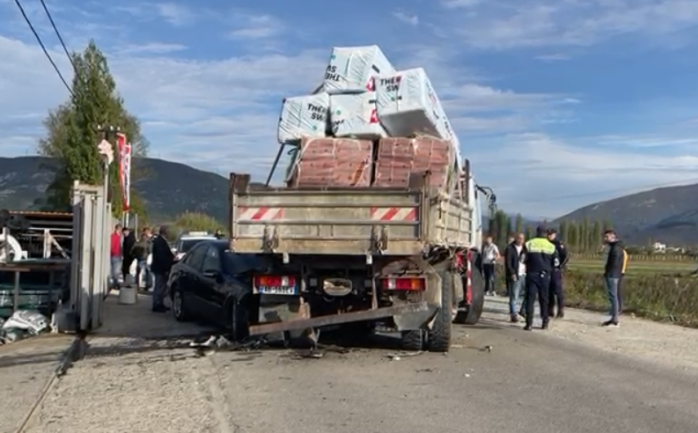 “Benz”-i futet nën kamion, plagoset drejtuesi i automjetit