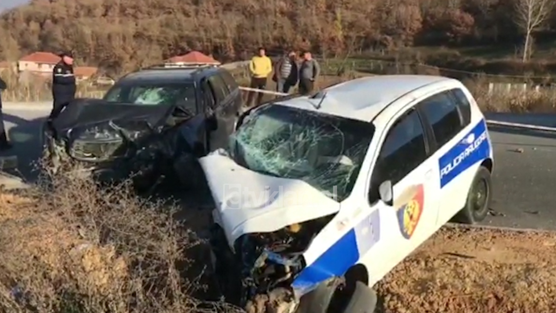 Makina e policisë përplaset me &#8220;Benzin&#8221;, plagosen dy persona (EMRI)
