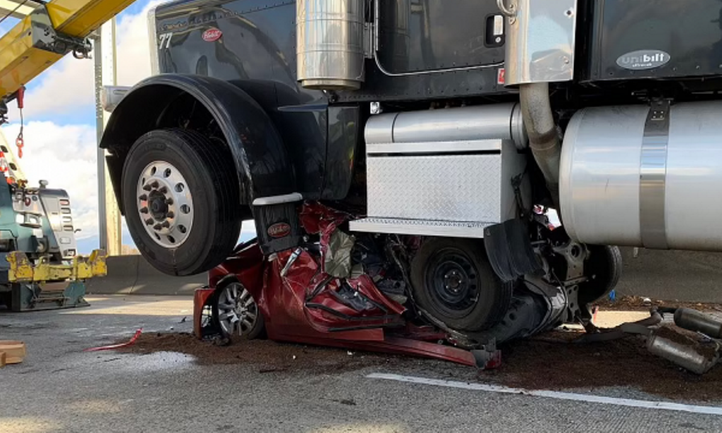 Kamioni bën “petë” makinën