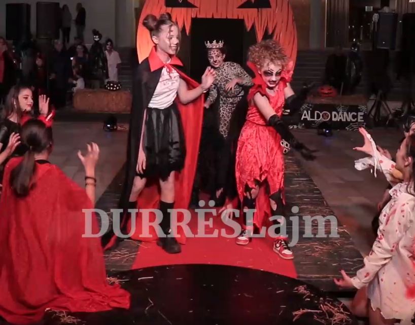 Halloween-i festohet në qendër të Durrësit nga vogëlushët e &#8220;Aldo Dance&#8221; (VIDEO)