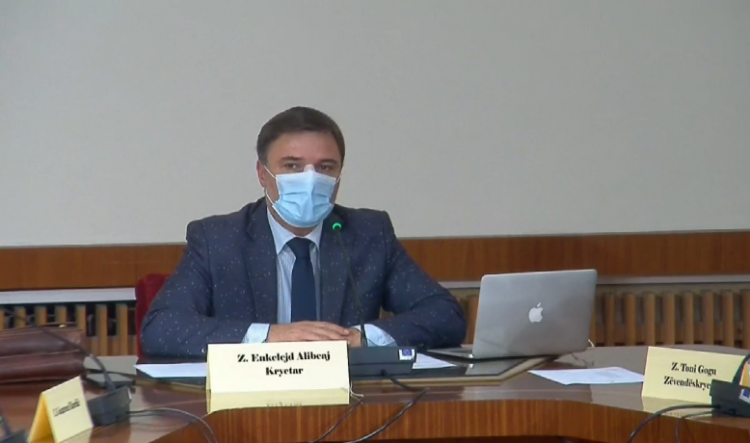 Ç’i ka ndodhur? Alibeaj shfaqet me fasho në hundë, ka një apel drejtuar popullit