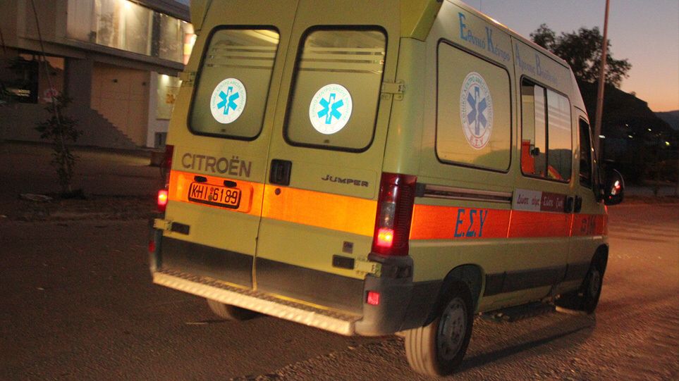 Mjeti që transportonte emigrantë të paligjshëm përplaset me barrierat e rrugës dhe përmbyset, 7 viktima dhe 8 të plagosur