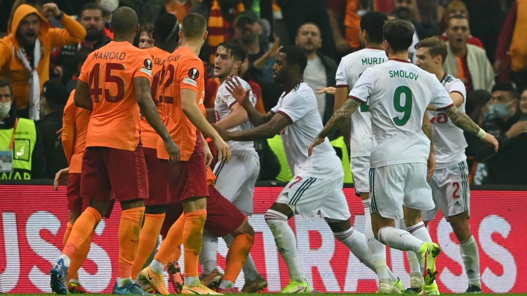 Arbitri harron të nxjerrë kartonin e kuq, Galatasaray kërkon përsëritjen e ndeshjes