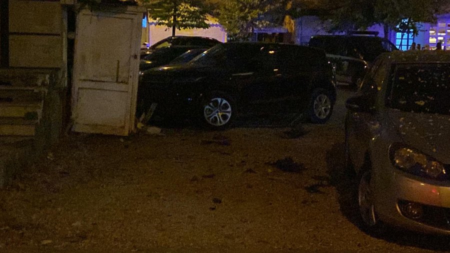 Shpërthen lënda eksplozive tek një automjet i parkuar (FOTO)