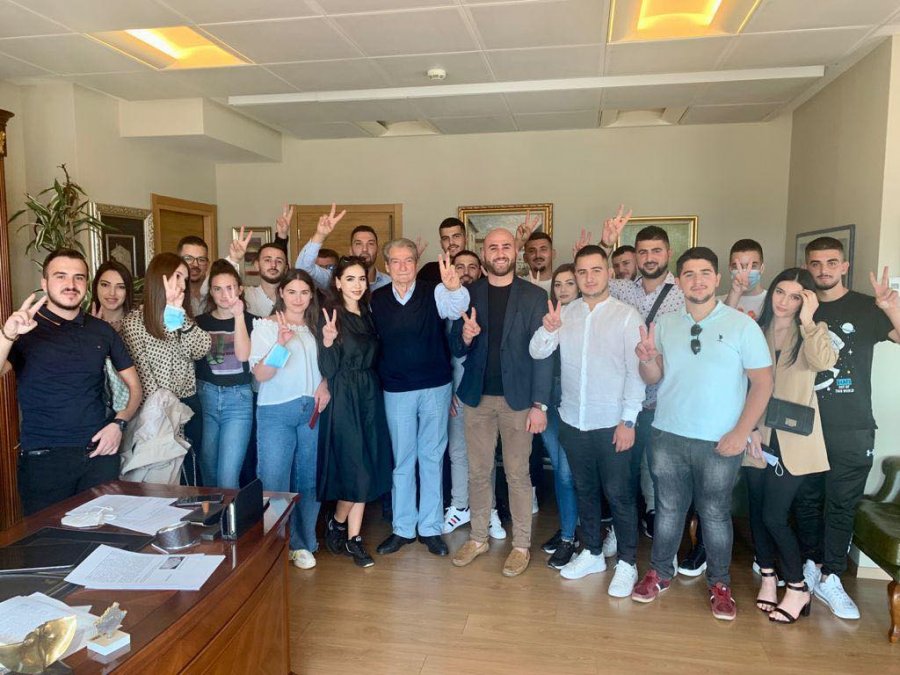 “Foltorja” e Berishës me të rinjtë: Me më të mirët e Shqipërisë!