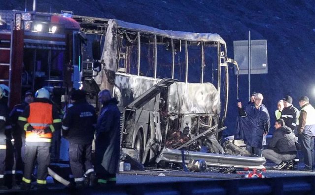 Rrënqethëse! Nëna me binjakët në krahë u dogj e gjallë para derës së autobusit
